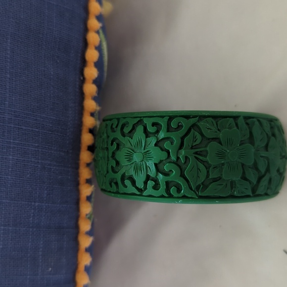 Vintage Forrest Green Faux Carved Asian Floral Cinnabar Bangle Maiden Size - Picture 3 of 8